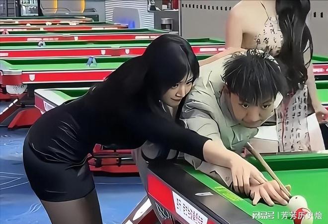 包间暗藏玄机美女陪练988包一杆进洞k8凯发入口台球厅被曝“特殊服务”(图18)